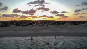 Na praia, areia branca