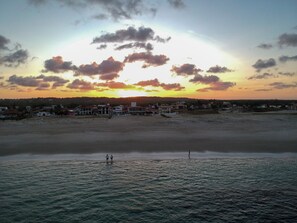 På stranden och vit sandstrand