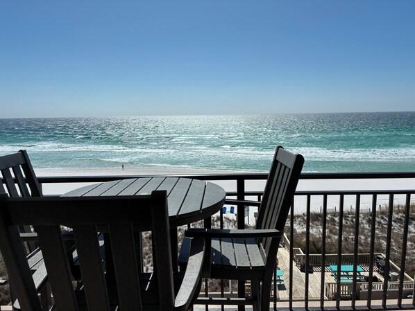 Outdoor dining - Beachfront Bliss - with Panoramic Views of the Emerald Coast (Fort Walton Beach)