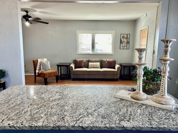 Smart TV - Cozy 2-bedroom house in Amarillo with AC mini split and window unit, (Amarillo)