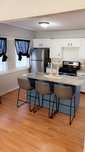 Fridge, microwave, oven, stovetop - Cozy 2-bedroom house in Amarillo with AC mini split and window unit, (Amarillo)