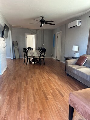 Smart TV - Cozy 2-bedroom house in Amarillo with AC mini split and window unit, (Amarillo)