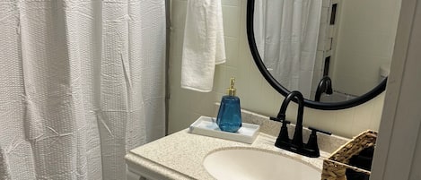 Secadora de cabello, toallas, papel de baño