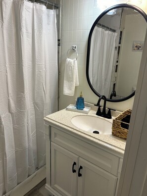 Hair dryer, towels, toilet paper - Cozy 2-bedroom house in Amarillo with AC mini split and window unit, (Amarillo)
