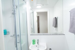 Standard Single Room, City View | Bathroom - INTERNATIONAL STUDENTS HOUSE VAUXHALL (London)