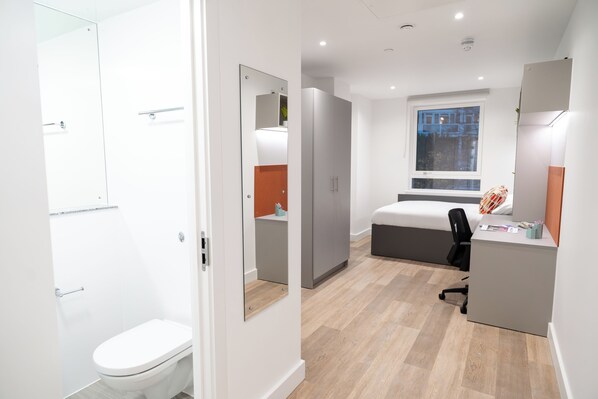 A modern bedroom with a bed, a desk, and a bathroom. - INTERNATIONAL STUDENTS HOUSE VAUXHALL (London)