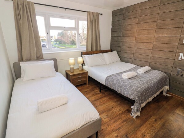 4 bedrooms, individually decorated, individually furnished, free WiFi - 7 Waverton Mews (Royal Leamington Spa)