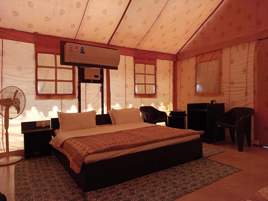 Tienda de campaña Deluxe, balcón, vista a la montaña | Escritorio, tabla de planchar con plancha y wifi gratis 