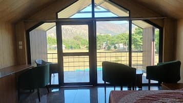 Luxe huisje, balkon, uitzicht op bergen | Een bureau, een strijkplank/strijkijzer, gratis wifi