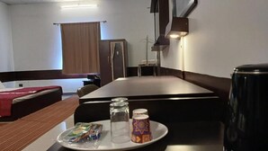 Family Μπανγκαλόου, Μπαλκόνι, Θέα στο Βουνό | Εσωτερικοί χώροι