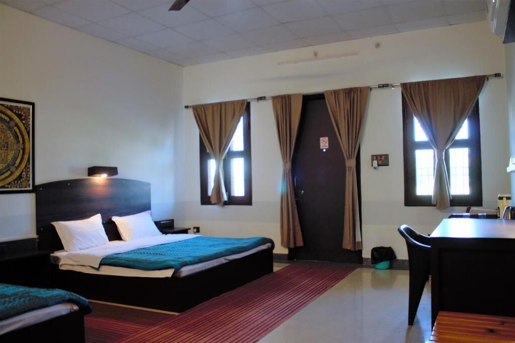 Bungalow familiar, balcón, vista a la montaña | Escritorio, tabla de planchar con plancha y wifi gratis 