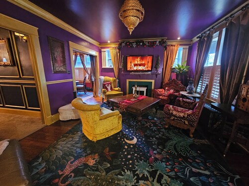 The Regal - Spacious 4-Bedroom Historic Retreat
