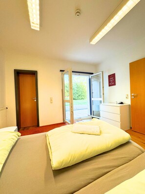2 bedrooms, desk, iron/ironing board, free WiFi - House with garden & private parking space in Cologne (Köln)