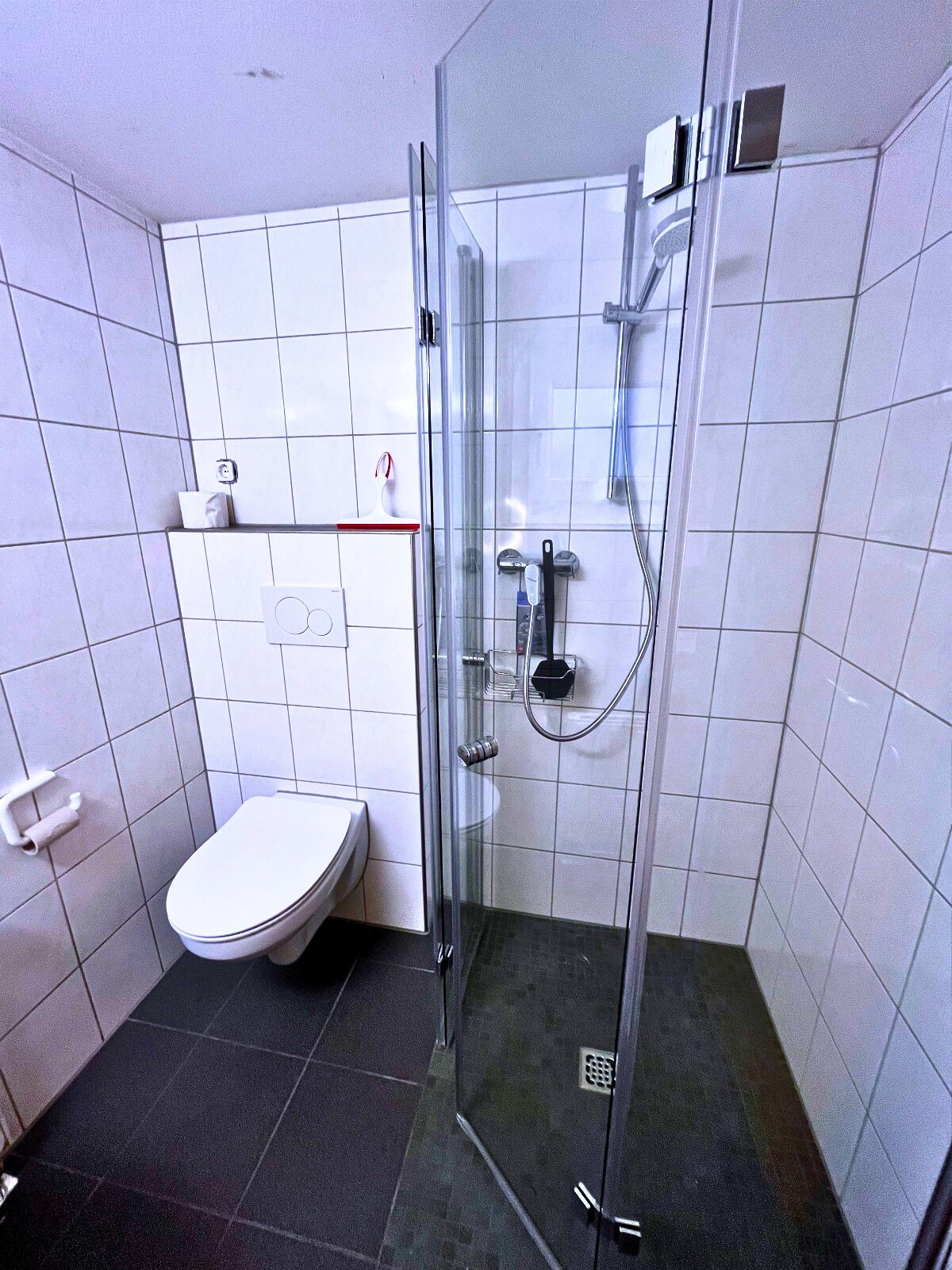 Douche, sèche-cheveux, serviettes fournies, savon