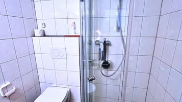 Douche, sèche-cheveux, serviettes fournies, savon