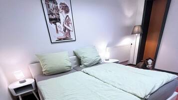 Een strijkplank/strijkijzer, wifi, beddengoed