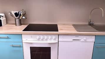 Een magnetron, een oven, een kookplaat, een vaatwasser