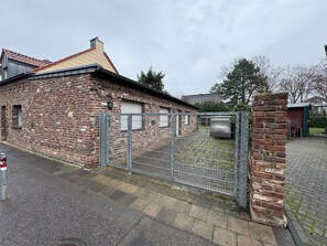 المنطقة المحيطة بالمنشأة