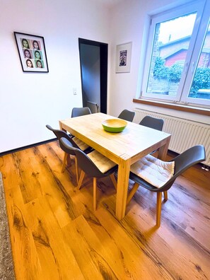 Dining - House with garden & private parking space in Cologne (Köln)