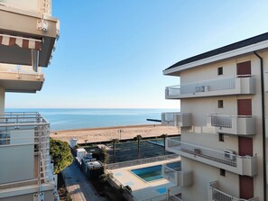 Ein Wohngebäude mit Pool und Meerblick.