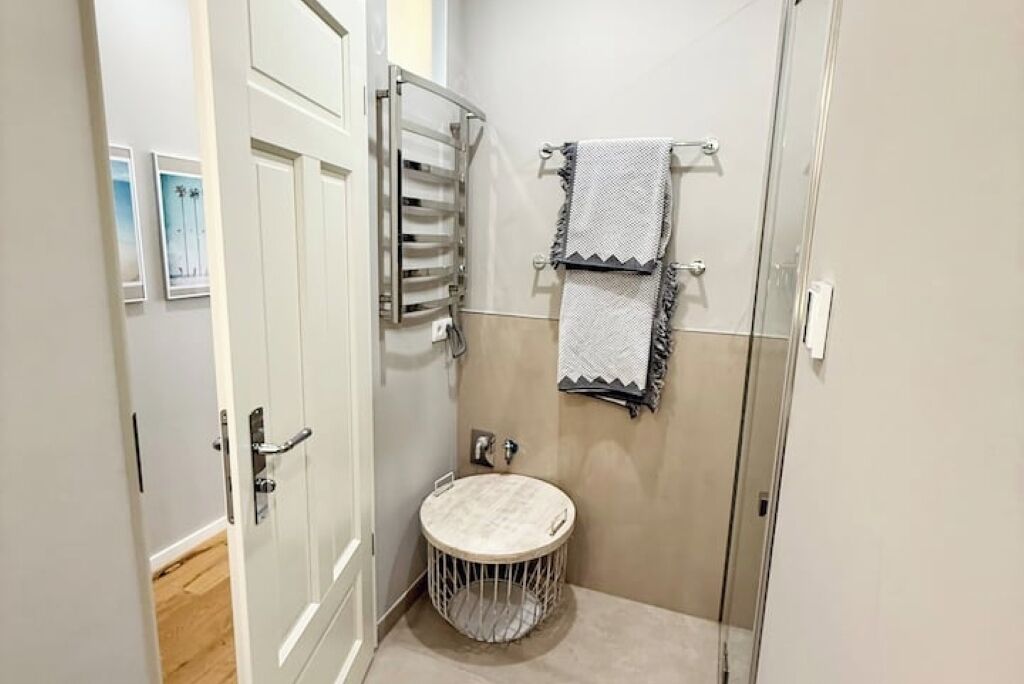 Douche, serviettes fournies, savon, papier toilette