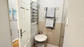 Douche, serviettes fournies, savon, papier toilette