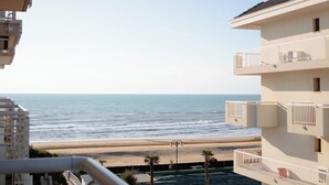 Een hotel aan het strand met balkons met uitzicht op de oceaan.