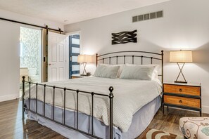 2 bedrooms, desk, iron/ironing board, Internet - Chic Dtwn Indy Home, Close to Massachusetts Ave (Indianapolis)