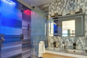 Hair dryer, towels - Chic Dtwn Indy Home, Close to Massachusetts Ave (Indianapolis)