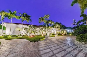 Front of property - evening/night - The Glam Homes (North Miami)