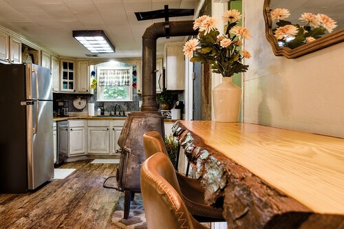 2-bedroom farmhouse in quaint Carthage with beautiful creekside access
