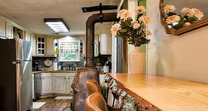2-bedroom farmhouse in quaint Carthage with beautiful creekside access