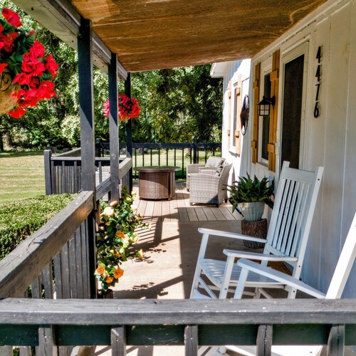 2-bedroom farmhouse in quaint Carthage with beautiful creekside access