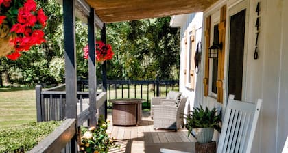 2-bedroom farmhouse in quaint Carthage with beautiful creekside access