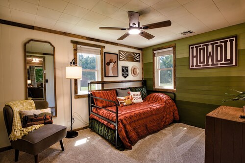 2-bedroom farmhouse in quaint Carthage with beautiful creekside access