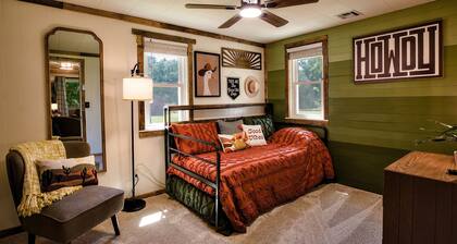 2-bedroom farmhouse in quaint Carthage with beautiful creekside access