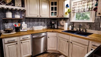 Microondas, horno, parrilla de estufa y lavavajillas