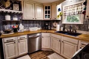 Een microgolfoven, een oven, een kookplaat, een vaatwasser