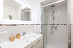Dusche, Haartrockner, Bidet, Handtücher