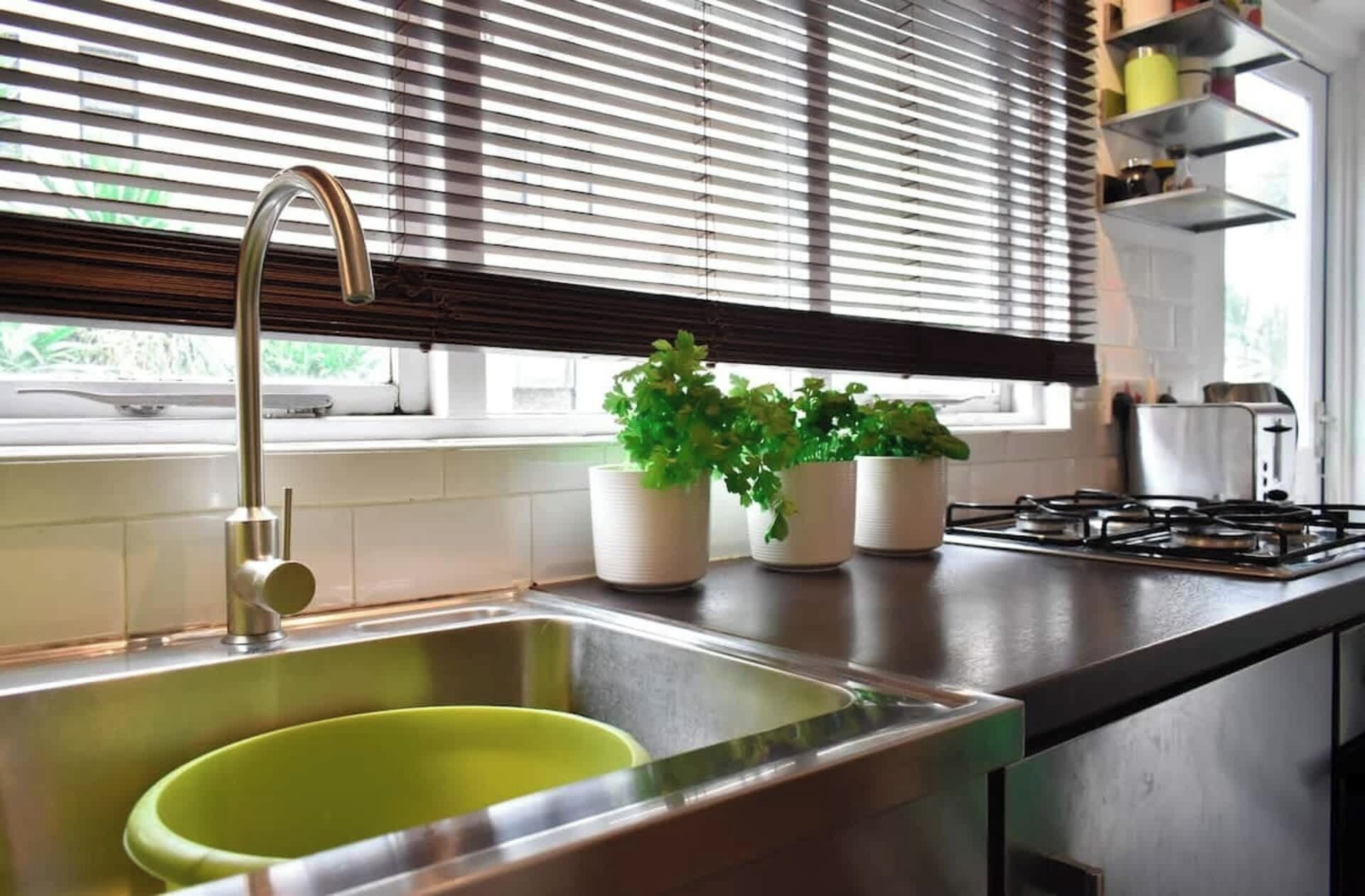 Réfrigérateur, four, plaque de cuisson, grille-pain