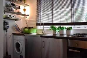 Réfrigérateur, four, plaque de cuisson, cafetière/bouilloire