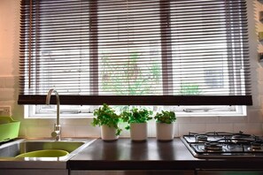 Fridge, oven, stovetop, coffee/tea maker - Bright 1BDR Property Near Central Brighton (Brighton and Hove)