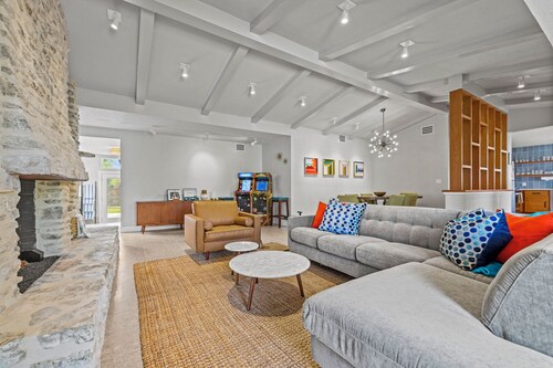 Charming 3-bedroom house in Fredericksburg with Hot Tub; Near Main