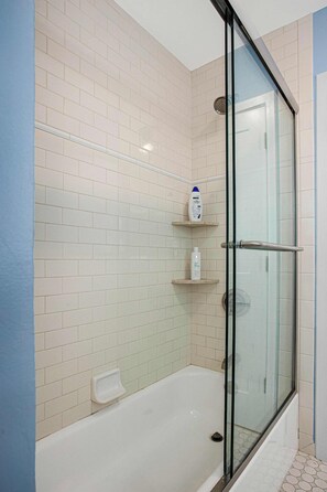 Douche, séchoir à cheveux, serviettes fournies, shampooing