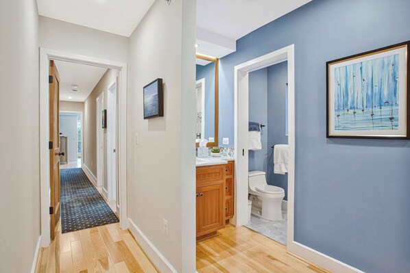 Shower, hair dryer, towels, shampoo - Luxe Row Home Steps to USNA Gate 3! (Annapolis)