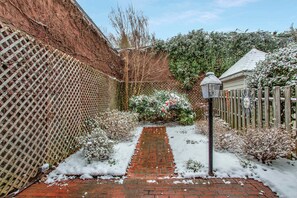 Property grounds - Luxe Row Home Steps to USNA Gate 3! (Annapolis)
