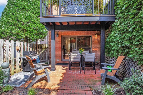 A patio with a brick floor, outdoor furniture, and a grill. - Luxe Row Home Steps to USNA Gate 3! (Annapolis)