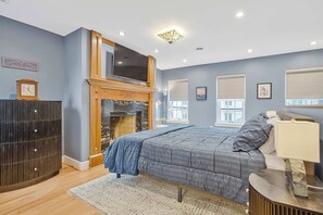 3 bedrooms, iron/ironing board, travel crib, WiFi - Luxe Row Home Steps to USNA Gate 3! (Annapolis)