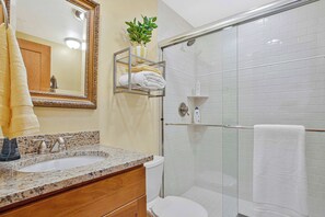 Shower, hair dryer, towels, shampoo - Luxe Row Home Steps to USNA Gate 3! (Annapolis)