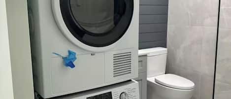 Toallas, jabón, papel de baño